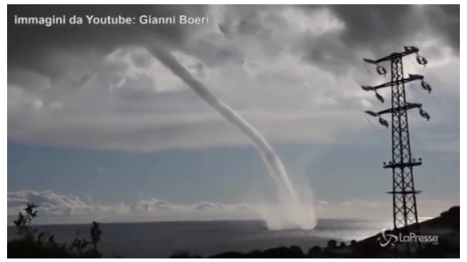 Видео: жуткий водяной смерч обрушился на побережье Италии