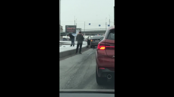 Видео: неадекватный водитель устроил ДТП с "танцами" у моста Александра Невского