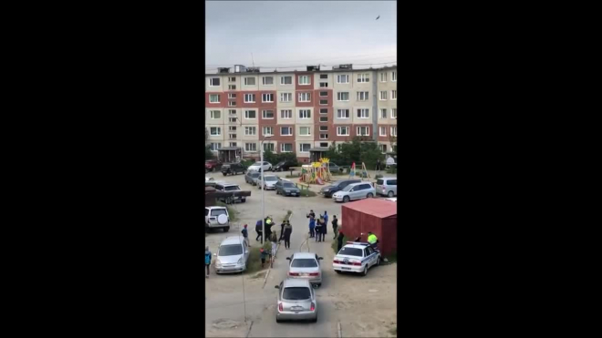 Появилось видео: подростки в Магадане напали на инспектора ГИБДД