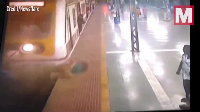 Видео: в Индии женщина попала под поезд метро пока справляла нужду на рельсах 