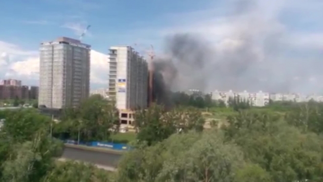 На стройке в Омске произошел взрыв и пожар