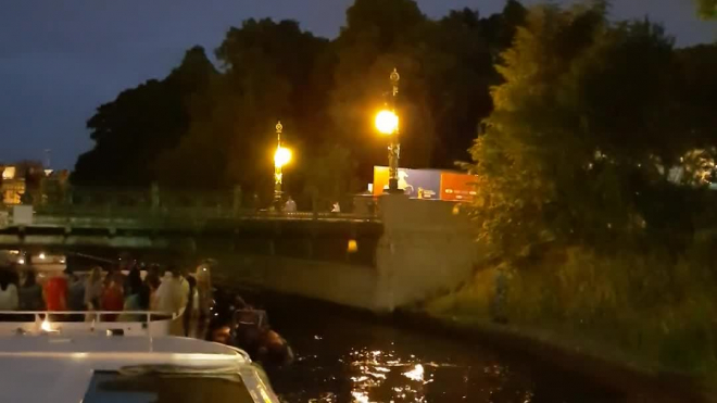 Под звуки саксофона с борта теплохода в Неву упал египетский болельщик 