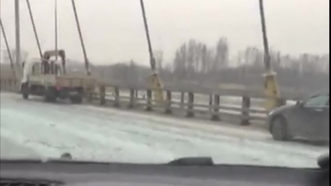 Беляевский мост на КАД засыпало битым стеклом
