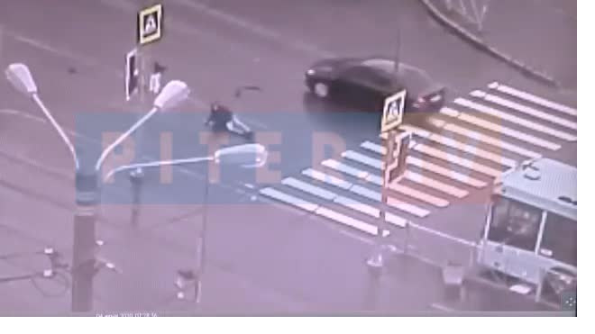 На пешеходном переходе в Купчино автомобиль сбил человека