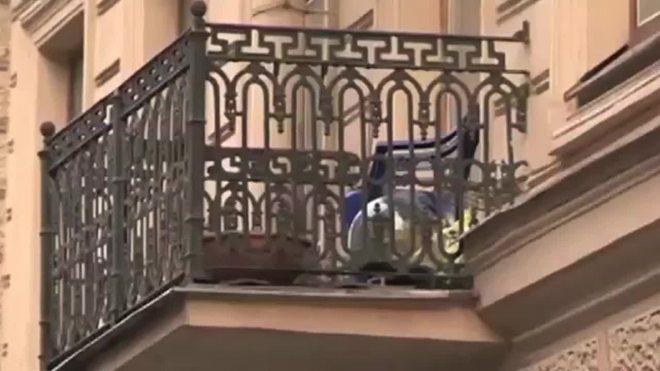 Кусок штукатурки с фасада дома рухнул на женщину в Петербурге