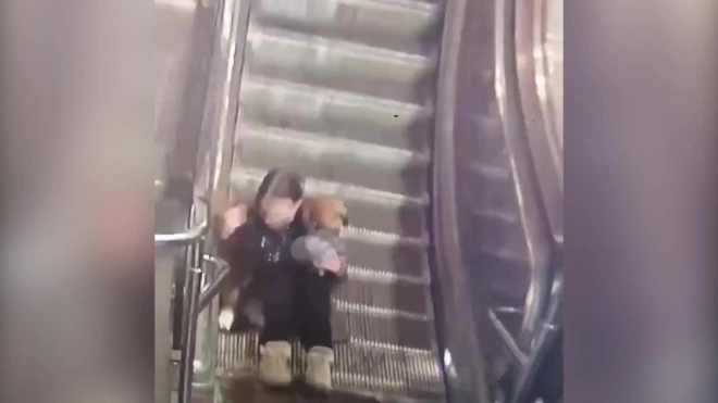 Прокуратура заинтересовалась инцидентом с девушкой на эскалаторе на станции "Петроградская"