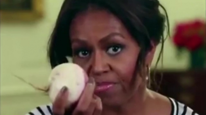 Мишель Обама записала видеоролик, где она танцует с репой в руках, посмотреть его онлайн можно в сети