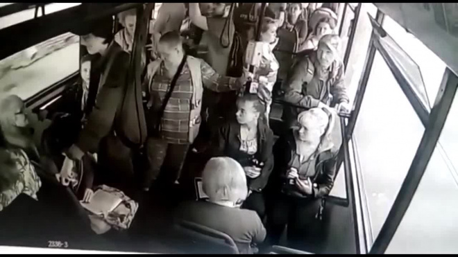 Видео: хулиган ударил по лицу кондуктора троллейбуса