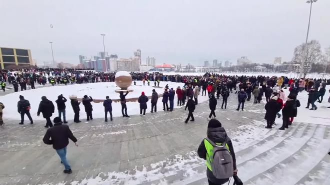 В Екатеринбурге за полчаса задержали 30 участников акции в поддержку Навального