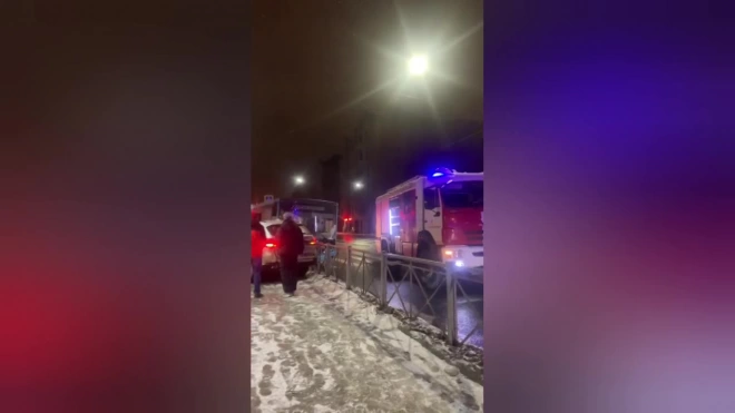 BMW столкнулся с автобусом и разбил дверь магазина в Петроградском районе