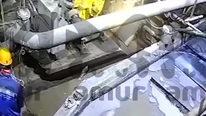 Оторвавший рабочему руку взрыв трубы на российской фабрике попал на видео