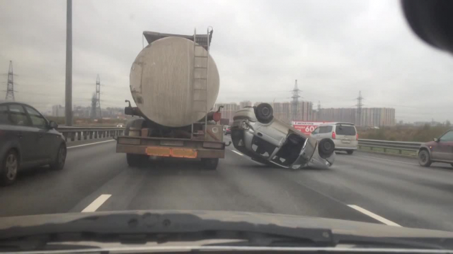 Появилось видео, как в Петербурге на КАДе перевернулся Matiz