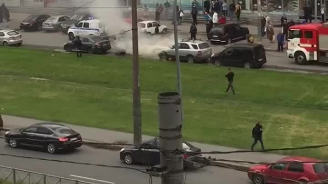 Видео: во Фрунзенском районе Петербурга загорелась бесхозная машина