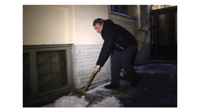 Вице-губернатор Петербурга Игорь Албин вышел на улицу собственноручно убирать снег