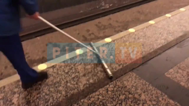 На станции метро "Бухарестская" платформу заливает вода