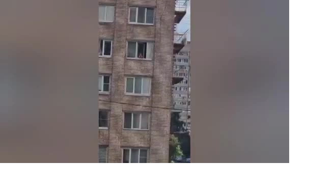 Сотрудники МЧС в Петербурге спасли малыша, сидевшего в проеме окна на пятом этаже 