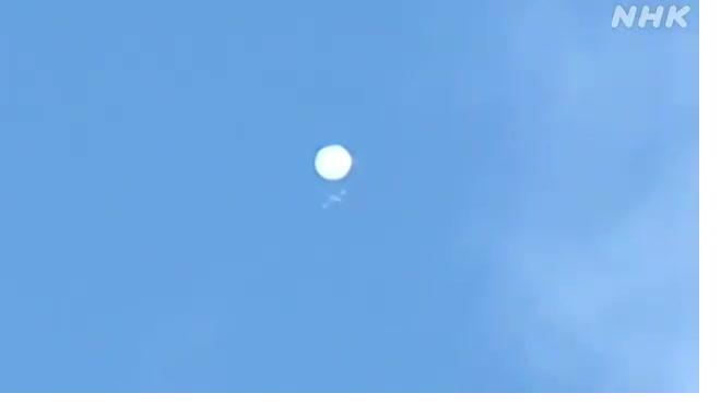 Загадочный шарообразный НЛО, замеченный в небе над Японией, улетел к морю