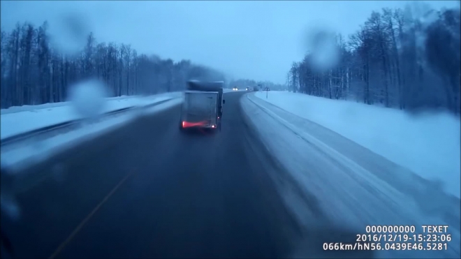 Развернуло на трассе.