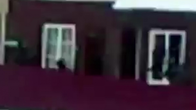 На видео со штурма дома с псковскими подростками попали переговоры и взрывы гранат