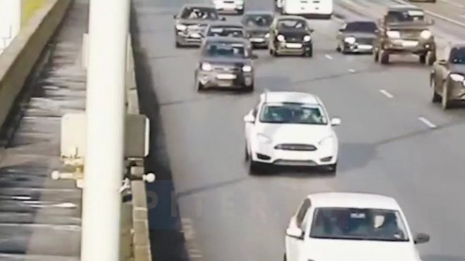 Видео: сломанный автомобиль на середине моста Александра Невского стал причиной ДТП