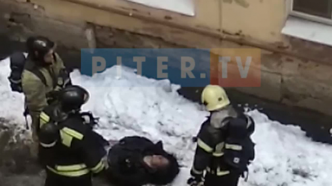 Видео: в пожаре на Рузовской улице спасли мужчину