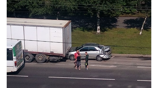 На Светлановском маршрутка с пассажирами отбросила легковушку в грузовик 