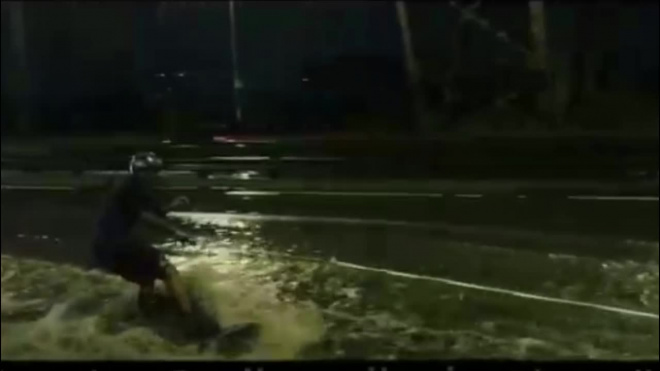 Видео: петербуржец прокатился на вейкборде по затонувшему городу