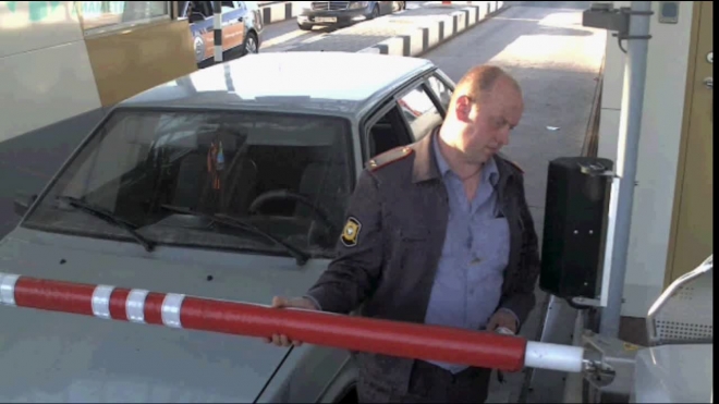 В Петербурге неадекватный полицейский, матерясь, громил ЗСД