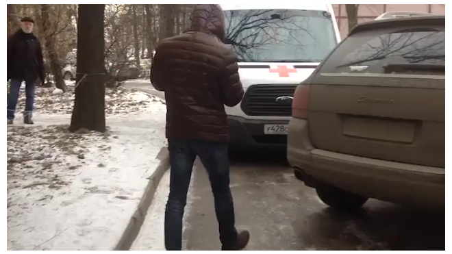В Петербурге автохам на Porsche перегородил дорогу скорой с пожилой пациенткой