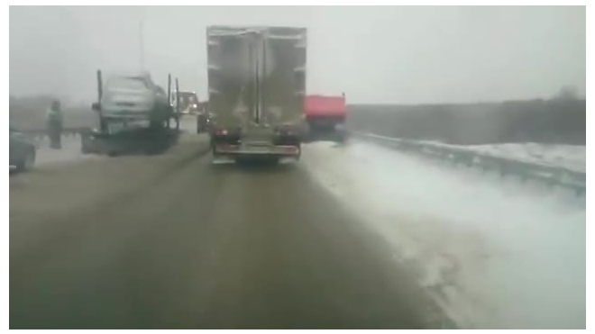 Появилось видео жутких последствий ДТП легковушки и трех мощных грузовиков в Новосибирске