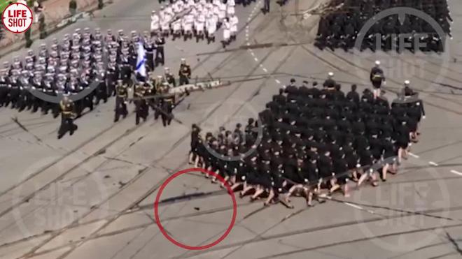 В Калининграде наградят девушку, потерявшую туфлю в ходе парада