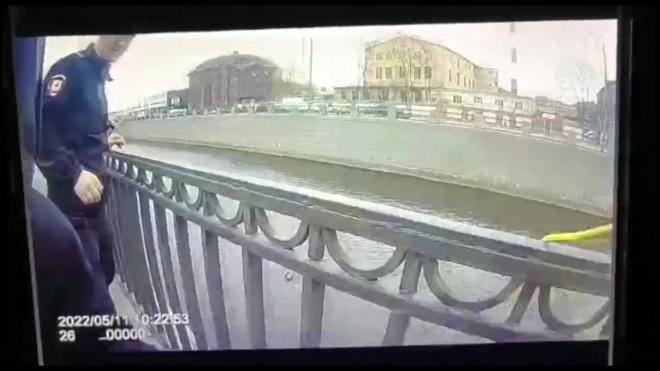 Полицейские вытащили из воды упавшего в Обводный канал петербуржца