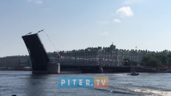 Появилось видео прохода катера Владимира Путина перед парадом ВМФ