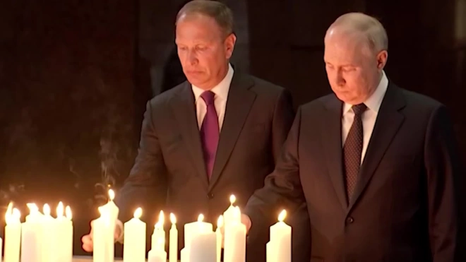 Путин зажег свечу у монумента "Скорбящая мать" на Поклонной горе