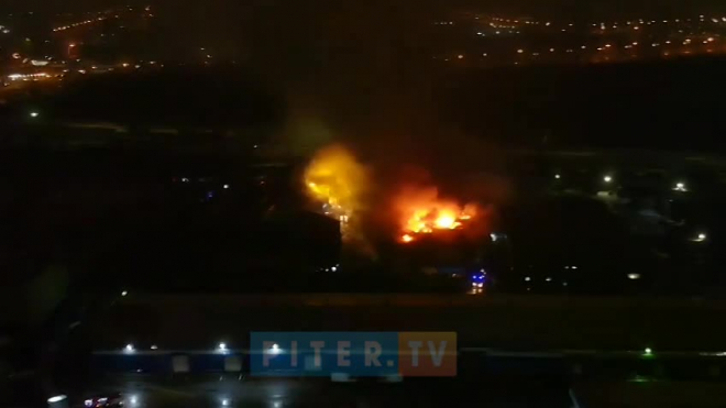 Появилось видео пожара на складе бумаги по Латышских стрелков, снятое с квадрокоптера
