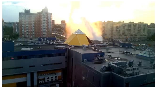 Фонтан кипятка с 10-этажный дом на Просвещения петербуржцы сняли на видео