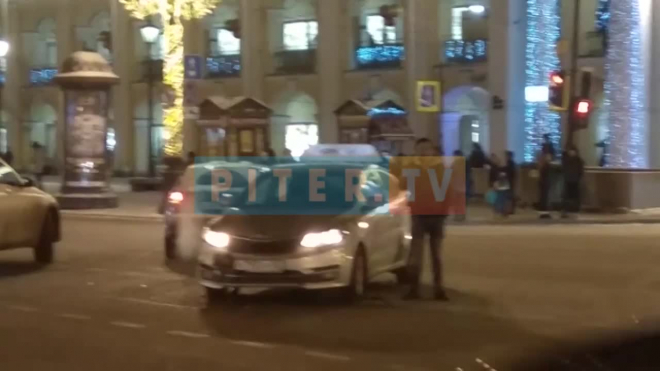 На Невском проспекте произошло сразу два ДТП с участием дорогих иномарок и такси 