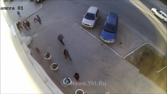 Припечатал девушек в Якутске.