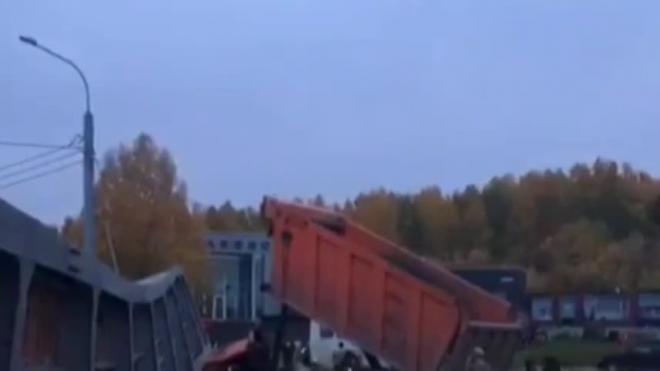 На трассе "Урал" водителя КАМАЗа убило рухнувшим надземным мостом 