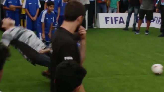 Забавное видео: юный футболист повалил Марадону на газон