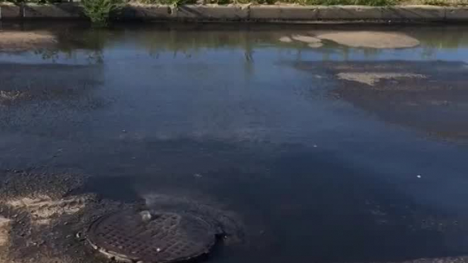 На Складском проезде из канализационного люка бьет струя воды