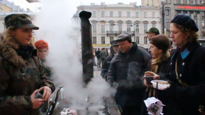 Военно-полевая кухня развернута у Гостиного двора в Петербурге