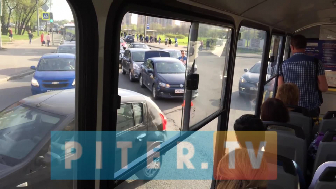 Видео: авария на проспектах Ветеранов и Маршала Жукова стала причиной огромной пробки
