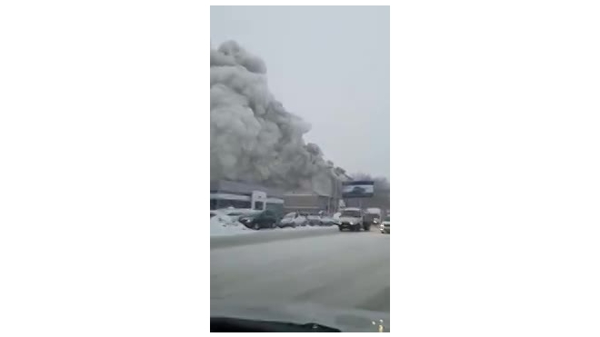 Видео жуткого пожара на Барнаульском радиозаводе появилось в сети