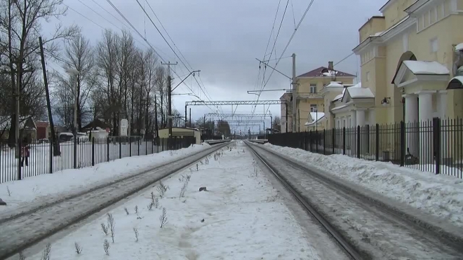 В Петербурге электричка, следовавшая в Белоостров, сбила девушку