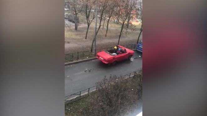 "Лето, оно в душе": в Петербурге заметили парней на кабриолете