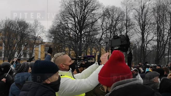 "Свободу!", "Навальный!", "Власть, мы здесь!": у Исаакия и на Сенатской слышны скандирования