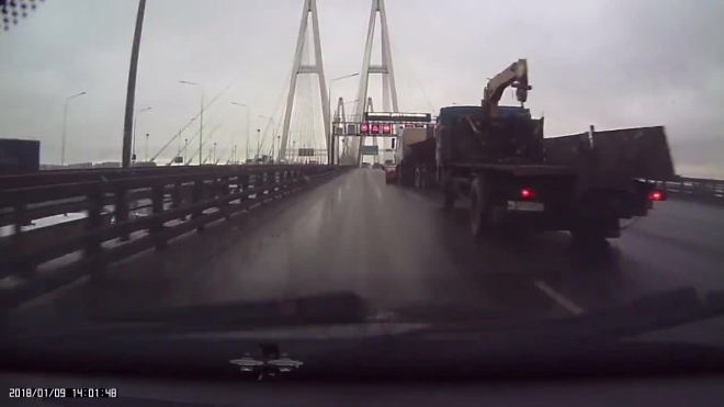 В Петербурге на вантовом мосту водителю чудом удалось избежать аварию 