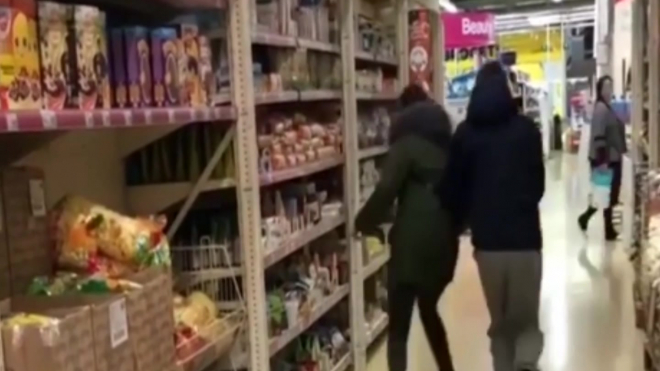 Во Владикавказе молодежь развлекается пугая продавцов и посетителей в магазинах