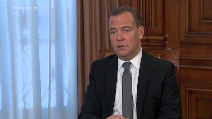Медведев допустил создание единой валюты в России и Беларуси